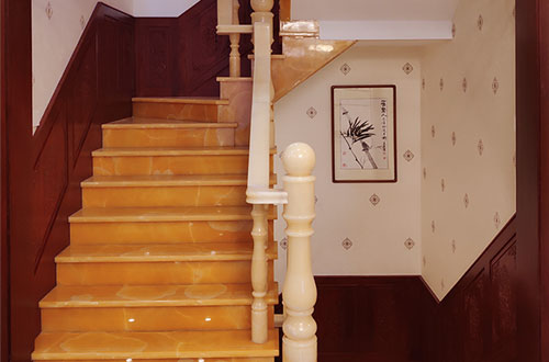 石河镇中式别墅室内汉白玉石楼梯的定制安装装饰效果